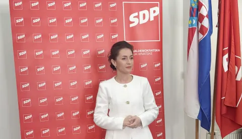 Slavonski Brod, 20.03.2025 - Predsjednik SDP-a Hrvatske Sini?a Hajda? Don?i? odr?ao je konferenciju za medije na kojoj je predstavio SDP-ovu kandidatkinju za ?upanicu Brodsko-posavske ?upanije Ivanu Ribari? Majanovi? (na slici). foto HINA/Irena VUKAS ?UFALAR/ ik 