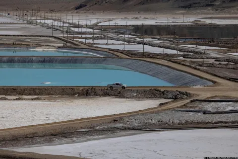 FILE PHOTO: Lithium evaporation ponds are seen at Albemarle Lithium production facility in Silver Peak, Nevada, U.S. October 6, 2022. REUTERS/Carlos Barria/File Photo Photo: CARLOS BARRIA/REUTERS
