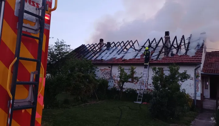 Požar krovi&scaron;ta na dvije kuće u Osječkoj ulici u Požegi