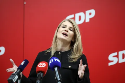 Zagreb, 23.01.2026 - Potpredsjednica SDP-a i zastupnica u Europskom parlamentu Biljana Borzan te potpredsjednica Hrvatskog sabora i članica Predsjedni&scaron;tva SDP-a Sabina Glasovac održale su konferenciju za medije s temom "Energetska pića - legalna opasnost za tinejdžere". Na fotografiji Sabina Glasovac.foto HINA/ Denis CERIĆ /dc