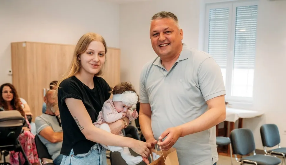 Uručene novčane nagrade i ljuljačka 