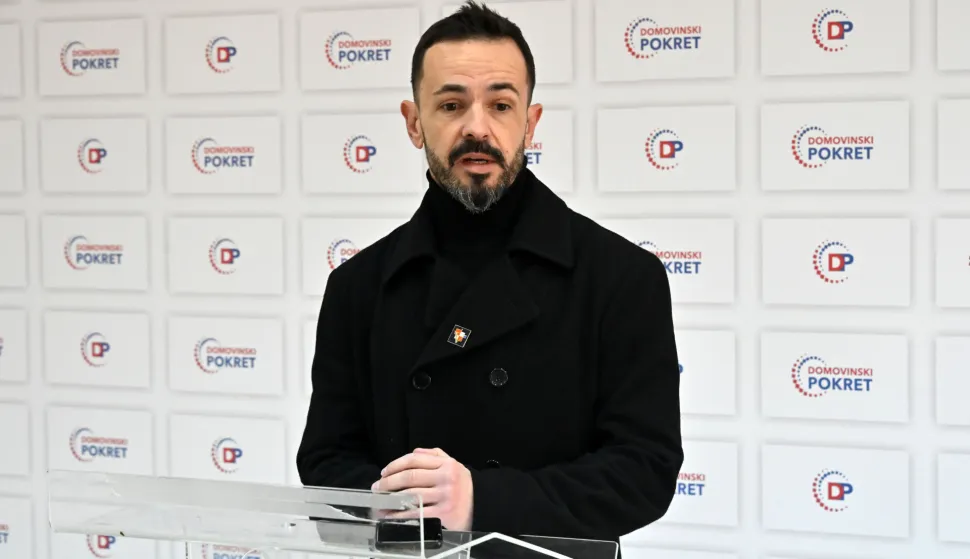 Vukovar, 21.03.2026. - Predsjednik Domovinskog pokreta Vukovar Dario Ti&scaron;ov održao tiskovnu konferenciju u prostorijama stranke. Tema konferencije je novi Dom za starije i nemoćne u zgradama internata u Borovu naselju.foto HINA/Gordan Panić