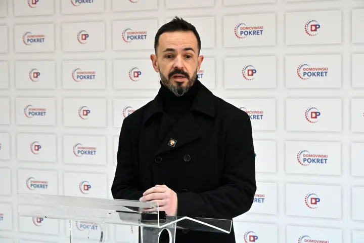 Vukovar, 21.03.2026. - Predsjednik Domovinskog pokreta Vukovar Dario Ti&scaron;ov održao tiskovnu konferenciju u prostorijama stranke. Tema konferencije je novi Dom za starije i nemoćne u zgradama internata u Borovu naselju.foto HINA/Gordan Panić