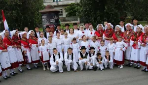 KUD JOSIPOVAC6. MSF "Pokraj Drave tri su đerma stara"U petak, 31. svibnja 2024. godine održana je 6. Međunarodna smotra folklora "Pokraj Drave tri su đerma stara" u organizaciji KUD-a Josipovac pod pokroviteljstvom Grada Osijeka u sklopu obilježavanja 70 godina Nogometnog kluba "Radnik" Josipovac koje je sadržavalo prijateljske nogometne utakmice, fi&scaron;ijadu i koncert Stjepana Jer&scaron;eka &Scaron;tefa. Smotra je počela svečanim mimohodom folklora&scaron;a u narodnim no&scaron;njama od Hrvatskog doma Josipovac do igrali&scaron;ta Sportskog centra Josipovac gdje je izveden kulturno-umjetnički i zabavni program koji je održao Original band. Svečanosti je nazočio i Mario Opačak iz Upravnog odjela za dru&scaron;tvene djelatnosti Grada Osijeka a podr&scaron;ku u organizaciji pružio je Unikom Osijek, Mjesni odbor Josipovac i brojni volonteri. Sudionici su bili Zavičajni klub "Zagorec" Josipovac, KUD "Nikola &Scaron;ubić Zrinski" Petrijevci, Zavičajni klub Ličana "Gacka" Bizovac, KUD "Cvetlinski zvon" Cvetlin (Općina Bednja, Varaždinska županija), OKUD "Ivo Lola Ribar" Sonta (Općina Apatin, pokrajina Vojvodina, Republika Srbija), KUD "Puračić" Puračić (Općina Lukavac, Tuzlanska županija, Bosna i Hercegovina) te HKUD "Sveti Marko" Vionica (Općina Čitluk, Hercegovačko-neretvanska županija, Bosna i Hercegovina). KUD Josipovac ovim razvija pozitivan odnos prema tradicijskim, plesnim i glazbenim vrijednostima te narodnoj no&scaron;nji a potvrđuje i da je Osijek multietničan, multikonfesionalan i multikulturalan grad. Foto i tekst: KUD Josipovac