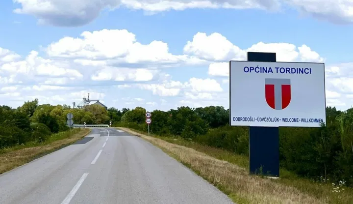 općina tordinci - tabla, pločakolovoz 2024. 