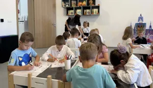 VNKOVCIVinkovci su dobili novi dječji vrtić, Mali princ, prvi izgrađen nakon 40 godina. Jedan je od najmodernijih u zemlji, a primit će 176 mali&scaron;ana u 10 odgojno-obrazovnih skupina. Projekt, sufinanciran iz fondova EU-a, stajao je milijun 815 tisuća eura.1. 9. 2025.