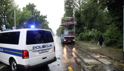 Zagreb, 12.05.2026 - Nevrijeme u Zagrebu. Na fotografiji sru&scaron;eno stablo na Maksimirskoj cesti potrgalo je tramvajske vodove.foto HINA/ Denis CERIĆ /dc