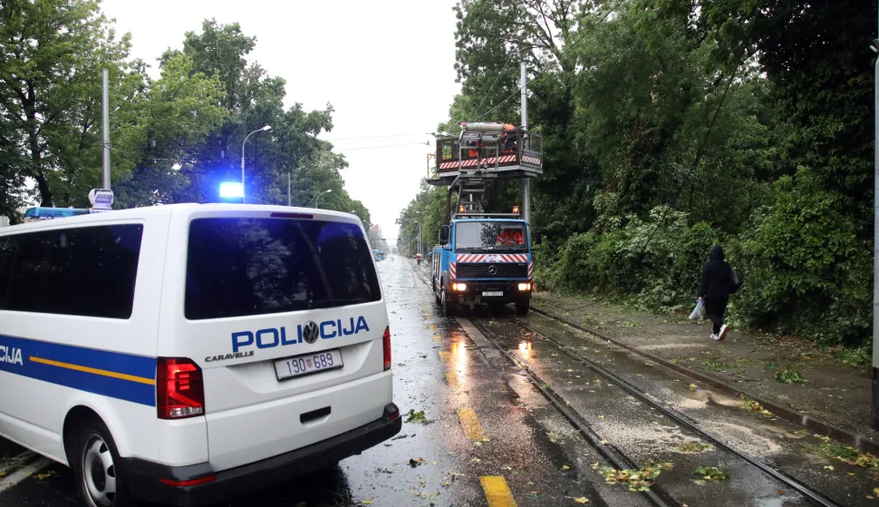 Zagreb, 12.05.2026 - Nevrijeme u Zagrebu. Na fotografiji sru&scaron;eno stablo na Maksimirskoj cesti potrgalo je tramvajske vodove.foto HINA/ Denis CERIĆ /dc