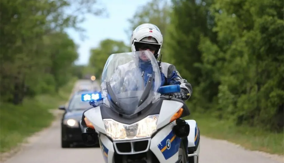 Policajci zaustavili moped na kojem je 18-godi&scaron;njak prevozio dvije osobe u dobi od 4 i 15 godina, motociklist, policija, ilustracija