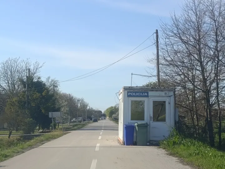Policijska kućica na izlazu iz Stro&scaron;inacafoto: Marija Le&scaron;ić Omerović