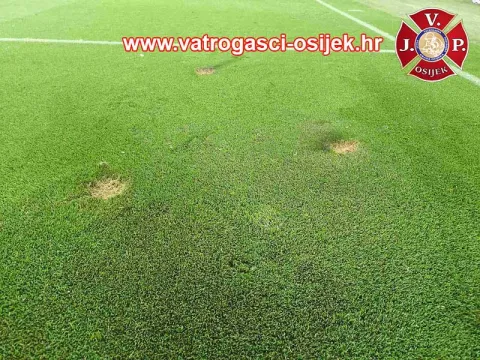 Baklje i topovski udari: Navijačko divljanje na sjeveru Opus Arene ostavilo spaljen travnjak i stolice