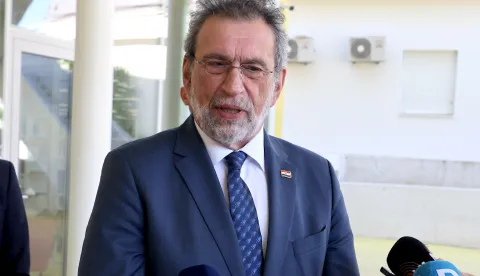 Zadar, 30.04.2026. - Ministar znanosti, obrazovanja i mladih Radovan Fuchs, koji je u radnoj posjeti Zadarskoj županiji, u pratnji župana Josipa Bilavera obi&scaron;ao je novu zgradu Medicinske &scaron;kole Ante Kuzmanića.Na fotografiji: Radovan Fuchs, Foto: HINAZvonko KUCELIN