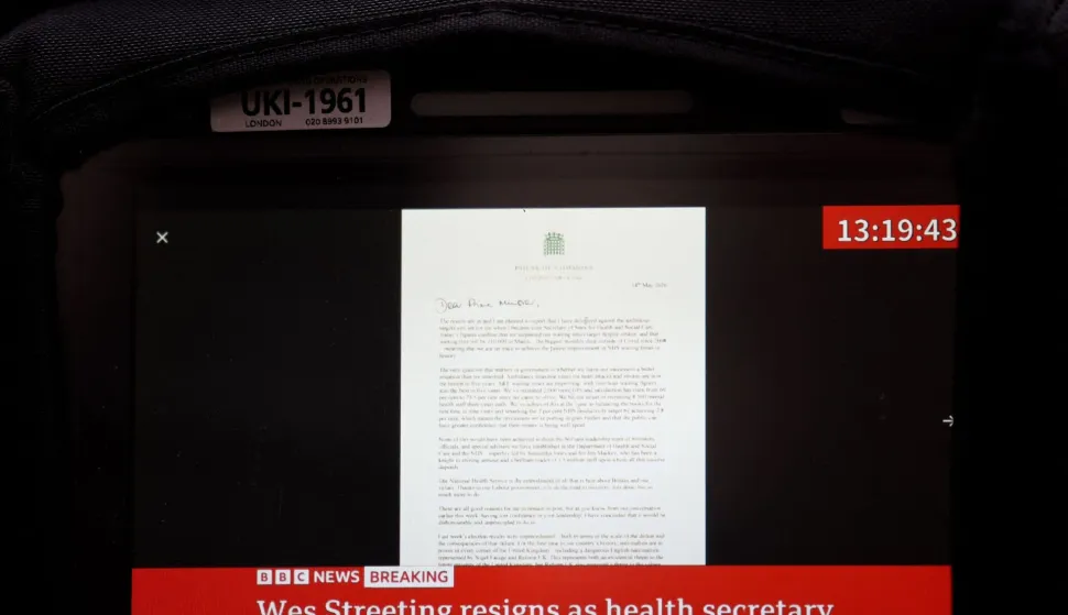 A screen shows a live stream of BBC news displaying Wes Streeting's resignation letter in 10 Downing Street in central London on May 14, 2026. Britain's Health Secretary Wes Streeting, possible rival to Britain's Prime Minister Keir Starmer, announced his resignation on May 14, 2026. (Photo by Henry Nicholls/POOL/AFP)