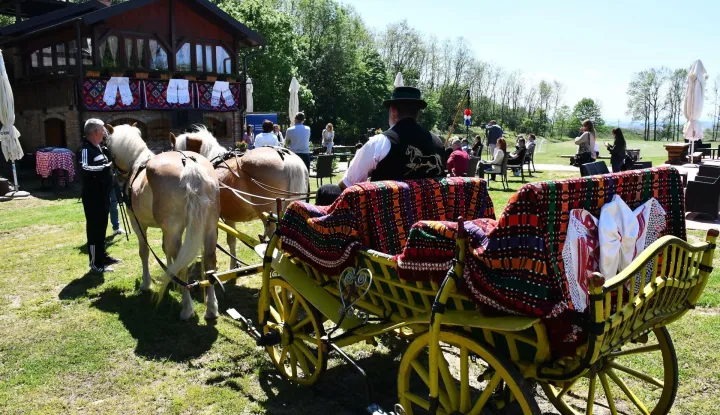 04.05.2021., Bukovlje/ Slavonski Brod - "Dozivi domace - istrazi ruralnu Hrvatsku" - naziv je kampanje koju je predstavila ministrica turizma i sporta Nikolina Brnjac. Ona je tom prigodom govorila o znacaju kampanje i vaznosti ruralnog turizma. Kampanja je predstavljena u mjestu Bukovlje, na lokaciji Eko-etno salasa Savus, a uz ostalo je o ciljevima kampanje i njenu provodjenju govorila i&nbsp; voditeljica Udruge ruralnog turizma Hrvatske Aleksandra Kuratko Pani, te predstavnica Hrvatske turisticke zajednice Andreja Vukojevic.rPhoto: Ivica Galovic/PIXSELL