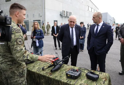 Velilka Gorica, 14.05.2026 - Potpredsjednik Vlade i minsitar obrane Ivan Anu&scaron;ić i povjerenik Europske komisije za obranu i svemir Andrius Kubilius posjetili su Hrvatsko ratno zrakoplovstvo u vojarni "Pukovnik Marko Živković" u Velikoj Gorici. Na slici Ivan Anu&scaron;ić i Andrius Kubilis gledaju vojne dronove.foto HINA/ Damir SENČAR/ ds