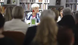 Osijek, 14.05.2026 - U sklopu 12. Zagreb Book Festivala održao se razgovor s autoricom Helenom Sablić Tomić oko njezine nove zbirke mini eseja "Bachove književne kapi". Na fotografiji Helena Sablić Tomić, Karolina Lisak Vidović, Dubravka Oraić Tolić. foto HINA/ Daniel KASAP/ dk