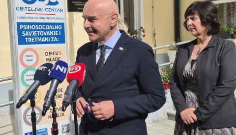 Čakovec, 15.05.2026. - Povodom Međunarodnog dana obitelji, ministar rada i mirovinskoga sustava, obitelji i socijalne politike Alen Ružić u petak je posjetio čakovečku podružnicu Obiteljskog centra te poručio da demografski pokazatelji nisu dobri, ali da su ohrabrujući u većini sredina i na razini Hrvatske. Na fotografiji Alen Ružić. foto HINA/ SIni&scaron;a KALAJDŽIJA/ tm