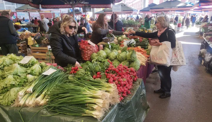 Osijek, 28. 03. 2024, Glavna trznica na Gajevom trgu. Uskrsnja ponuda na trznici, luk, rotkvice, salata, ukrasi, cvijece, meso, sir, orasasti plodovi, sunka, riba....snimio GOJKO MITIĆ
