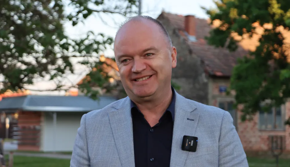 Nova Gradi?ka, 09.05.2026 - Podr?ku strana?kim kolegama, kandidatima Domovinskog pokreta, Ivani ?ulj Terzi? i Sa?i Keseru, uo?i prijevremenih lokalnih izbora u Novoj Gradi?ki u subotu je dao ministar demografije i useljeni?tva Ivan ?ipi? te pritom istaknuo va?nost uklju?ivanja novih ljudi u politiku. foto HINA/ Dubravka KOVA?I?/ ik