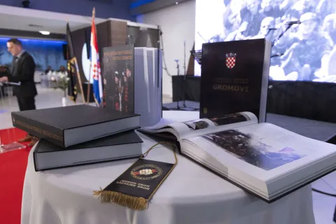 Osijek, 15.05.2026 - Predsjednik Republike Hrvatske i vrhovni zapovjednik Oružanih snaga Republike Hrvatske sudjelovao je na obilježavanju 35. obljetnice osnutka 2. gardijske brigade "Gromovi". Na fotografiji Zoran Milanović. foto HINA/ Daniel KASAP/ dk