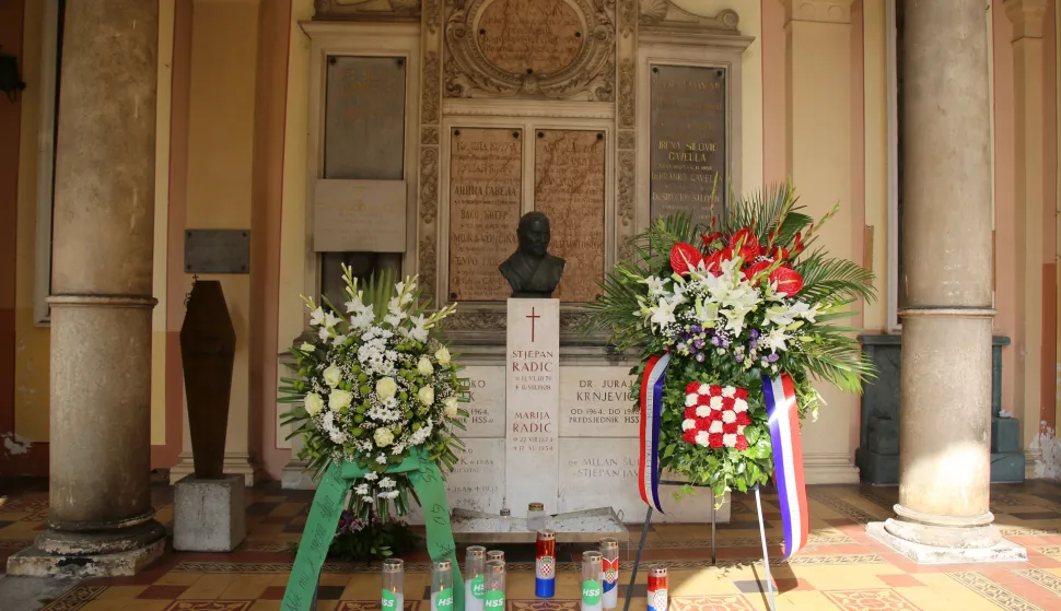 Zagreb, 08.08.2019. - Delegacija HSS-a, predvođena predsjednikom Kre&scaron;om Beljakom u povodu 91. godi&scaron;njice smrti Stjepana Radića položila je vijence i zapaliti svijeće na Radićevu grobu na zagrebačkom groblju Mirogoj. Jedan od najvećih hrvatskih političara te utemeljitelj i osnivač HSS-a, Stjepan Radić preminuo je 8. kolovoza 1928. godine od posljedica ranjavanja u Narodnoj skup&scaron;tini u Beogradu. foto HINA /Zvonimir KUHTIĆ/ zk