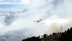 Podgora, 18.6.2017 - U poaru kod Podgore, prema prvim procjenama, izgorjele su masline, borova uma i nisko raslinje na povrini od oko 250 hektara, poar se i dalje iri prema Parku prirode Biokovo, a vatrogasci su uspjeli obuzdati poar prema Podgori i Tučepima tako da vie nema opasnosti za kuće Podgorana. Na slici kanader.foto HINA/ Jure DIVIĆ/ ua