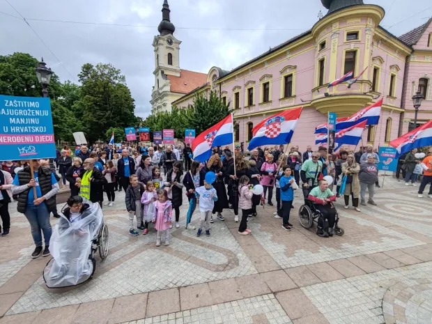 Vinkovci već petu godinu zaredom miroljubivim hodom daju podr&scaron;ku najranjivijima i najnježnijima među nama &ndash; nerođenom djetetu!