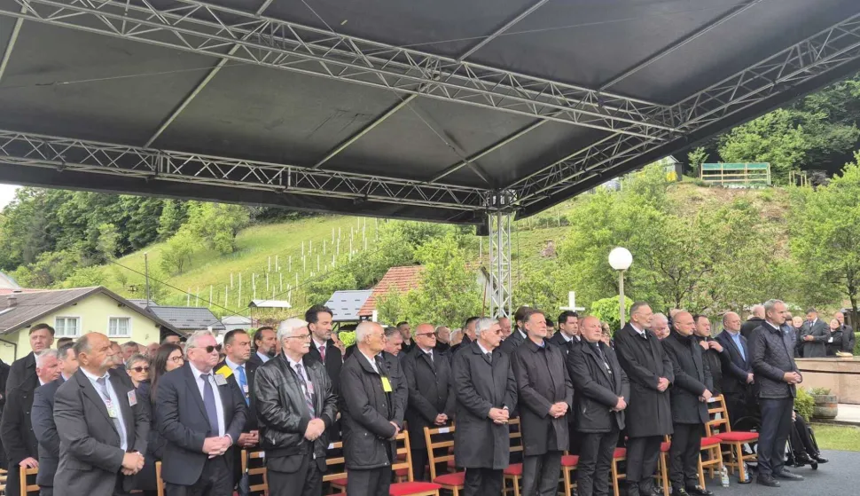 Macelj, 16.05.2026. - Svetom misom kod crkve Muke Isusove u Maclju u subotu je obilježena 81. obljetnica Bleibur&scaron;ke tragedije i Križnog puta hrvatskog naroda, a misno slavlje predvodio je vojni ordinarij u Republici Hrvatskoj mons. Jure Bogdan, uz sudjelovanje državnog vrha, braniteljskih i stradalničkih udruga te brojnih vjernika i hodočasnika. foto HINA/ Sini&scaron;a KALAJDŽIJA/ tm