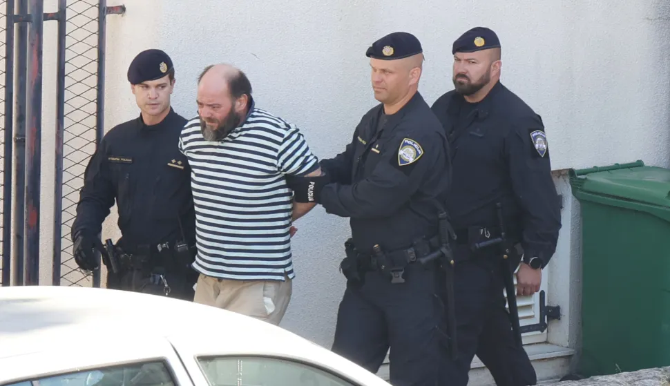18.05.2026., Sibenik - Privodjenje Kristijana Aleksica koji je osumnjicen za ubojstvo 19-godisnjaka na terasi obiteljske kuce. Podsjetimo, 16. svibnja, na pragu svoje kuce, ubio je mladica koji mu je dostavljao pizzu. Osumnjiceni je otprije poznat policiji, jos od 2002. godine kada je nepravomocno osudjen na 12 godina za ubojstvo 22-godisnje Marijane Sucevic. Photo: Dusko Jaramaz/PIXSELL