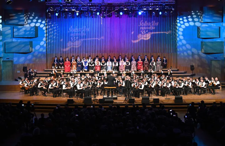 Zagreb, 070425.Koncertna dvorana Vatroslav Lisinski.Koncert Sokacka rapsodija koji izvodi Hrvatski tamburaski orkestar.Foto: Vanesa Pandzic/CROPIX