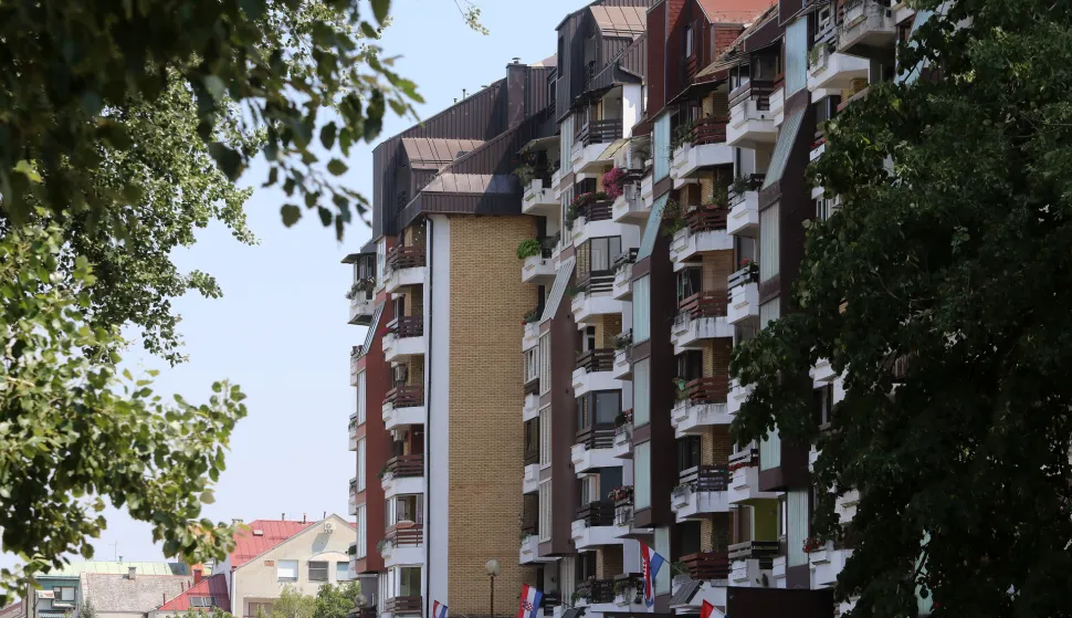 Osijek, 01. 07. 2022, Gornjodravska obala. Stanovi, zgrade, nekretnine, slobodnjak, ilustracija.snimio GOJKO MITIĆ
