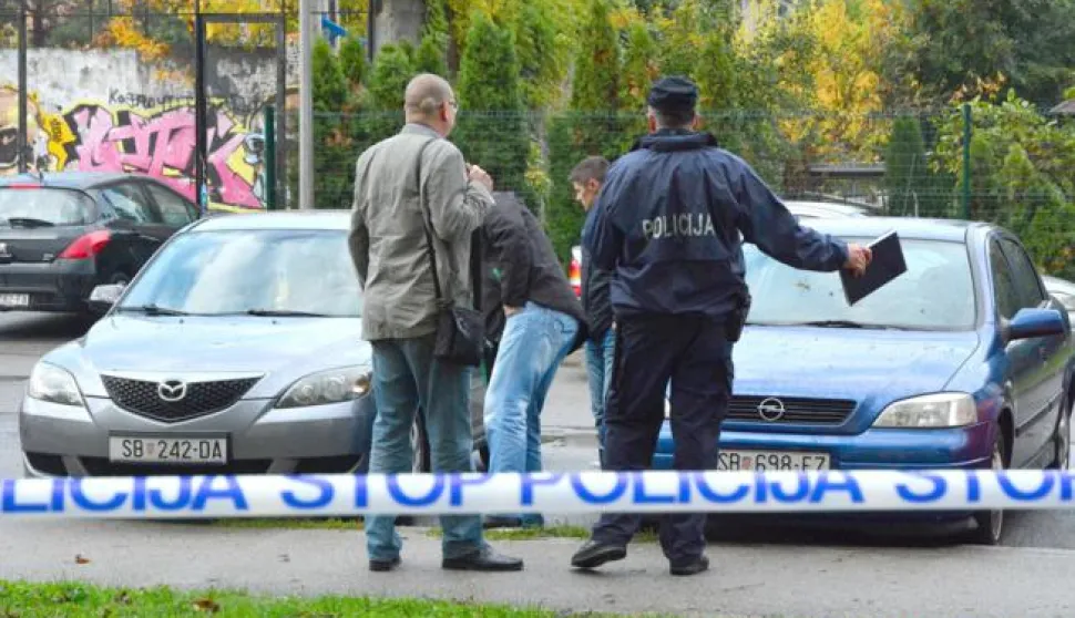 10.10.2017., Slavonski Brod - U ulici A. Cesarca doslo je do eksplozije zasad neutvrdjene eksplozivne naprave uslijed cega je osteceno nekoliko vozila i prozorsko staklo na obiteljskoj kuci. Nema ozlijedjenih osoba. Ocevid je u tijeku, a kriminalisticko istrazivanje utvrdit ce okolnosti ovog dogadjaja. Photo: Ivica Galovic/PIXSELL------CRNA2 ST