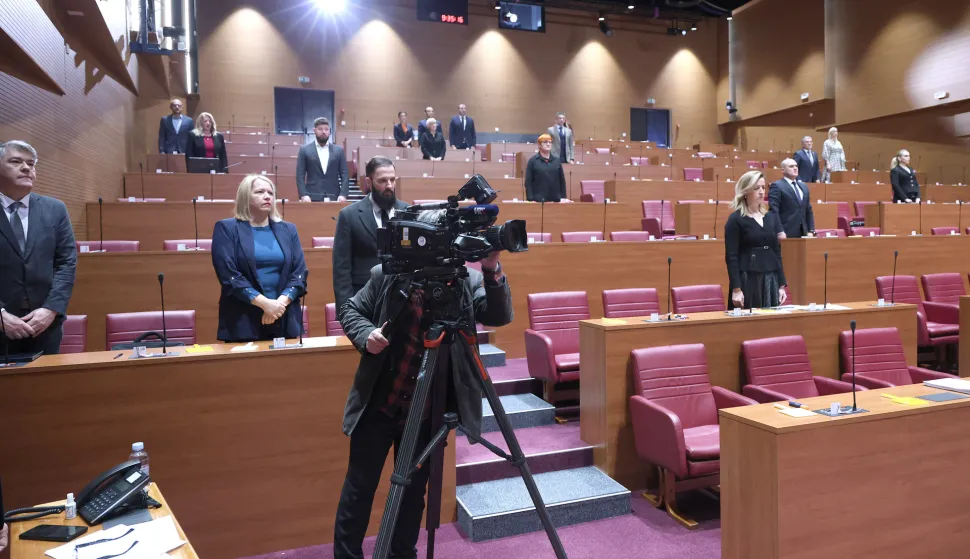 25.11.2025., Zagreb - Sabor 8. sjednicu nastavlja izlaganjima zastupnickih stajalista nakon kojih slijedi rasprava o Konacnom prijedlogu zakona o izmjenama i dopunama Zakona o stambenom zbrinjavanju na potpomognutim podrucjima. Sjednica je pocela prigodnim obracanjem predsjednika Jandrokovica i minutom sutnje za zene zrtve nasilja. Photo: Patrik Macek/PIXSELL