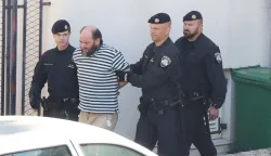 18.05.2026., Sibenik - Privodjenje Kristijana Aleksica koji je osumnjicen za ubojstvo 19-godisnjaka na terasi obiteljske kuce. Podsjetimo, 16. svibnja, na pragu svoje kuce, ubio je mladica koji mu je dostavljao pizzu. Osumnjiceni je otprije poznat policiji, jos od 2002. godine kada je nepravomocno osudjen na 12 godina za ubojstvo 22-godisnje Marijane Sucevic. Photo: Dusko Jaramaz/PIXSELL