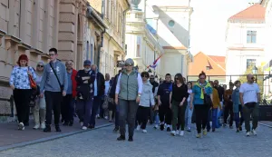 Osijek, 05. 04. 2026, Tvrđa. Uskrsno besplatno turističko vođenje od Kužnog pila. Grupu je provodao Tvrđom Stanko Subotić. snimio GOJKO MITIĆ