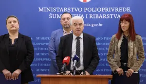 Zagreb, 19.05.2026 - Konferencija za medije na kojoj su predstavljeni jedan pravilnik, dva prijedloga pravilnika te jednu izmjenu i dopunu programa državne potpore iz područja poljoprivrede, &scaron;umarstva i ribarstva. Na slici državni tajnik Marinko Beljo (C), ravnateljica Uprave za poljoprivredno zemlji&scaron;te, biljnu proizvodnju i trži&scaron;te Sandra Zokić (L), ravnatelj Uprave za stočarstvo i kvalitetu hrane Mato Čačić (2L), ravnateljica Uprave za potpore poljoprivredi i ruralnom razvoju Željka Gudelj Velaga (D).foto HINA/ Damir SENČAR/ ds