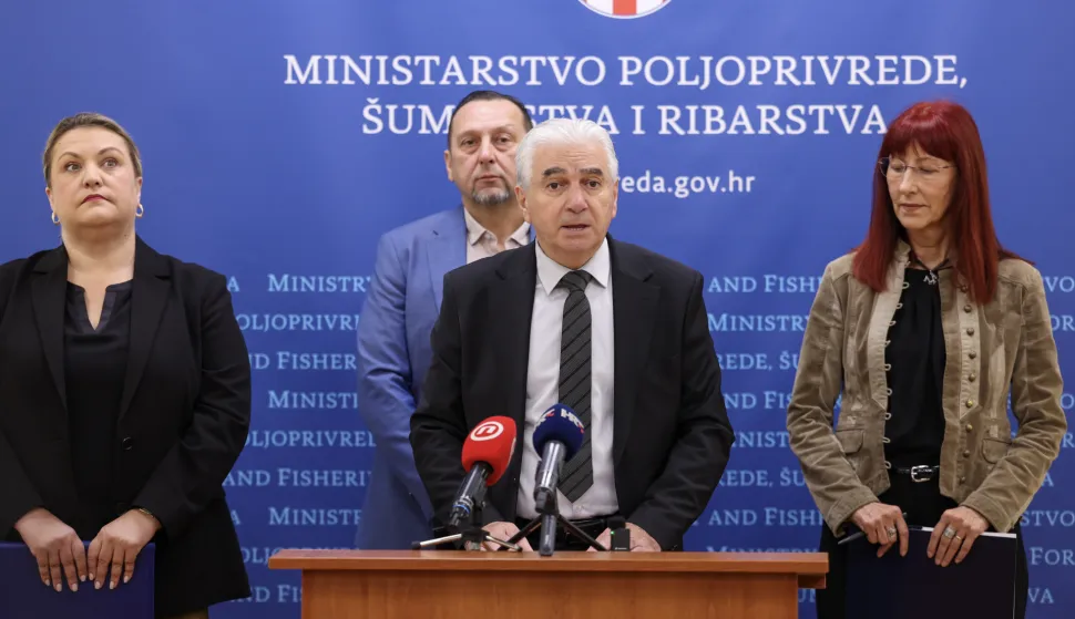 Zagreb, 19.05.2026 - Konferencija za medije na kojoj su predstavljeni jedan pravilnik, dva prijedloga pravilnika te jednu izmjenu i dopunu programa državne potpore iz područja poljoprivrede, &scaron;umarstva i ribarstva. Na slici državni tajnik Marinko Beljo (C), ravnateljica Uprave za poljoprivredno zemlji&scaron;te, biljnu proizvodnju i trži&scaron;te Sandra Zokić (L), ravnatelj Uprave za stočarstvo i kvalitetu hrane Mato Čačić (2L), ravnateljica Uprave za potpore poljoprivredi i ruralnom razvoju Željka Gudelj Velaga (D).foto HINA/ Damir SENČAR/ ds