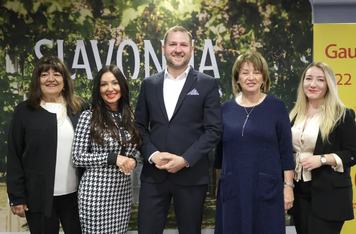 Osijek, 19. 05. 2026., Hotel Osijek, Gault & Millau, vodič, gastronomski vodič, dodjela nagrada, plakete, nagrade, Ingrid Badurina; Tatjana Turalija; Mislav Matijević; Dubravka Tomeković Aralica; Valentina MilkovićSNIMIO BRUNO JOBST