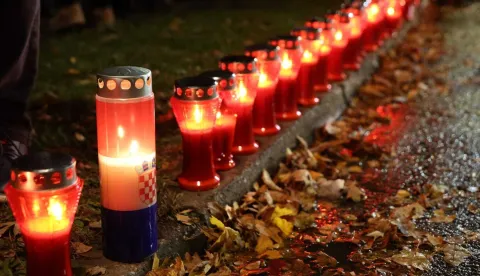 U Osijeku je polaganjem vijenaca i paljenjem svijeća kod Kapelice Kraljice Mira te paljenjem lampiona duž Vukovarske ulice u ponedjeljak obilježen Dan sjećanja na žrtve Domovinskog rata i Dan sjećanja na žrtvu Vukovara i &Scaron;kabrnje.Vijence su, uz pratnju Hrvatskog sokola, položila izaslanstva Grada Osijeka, Osječko-baranjske županije, predstavnici MORH-a i MUP-a te KUBIS-a.Gradonačelnik Osijeka Ivan Radić naglasio je važnost trajnog čuvanja uspomene na žrtve Domovinskog rata.