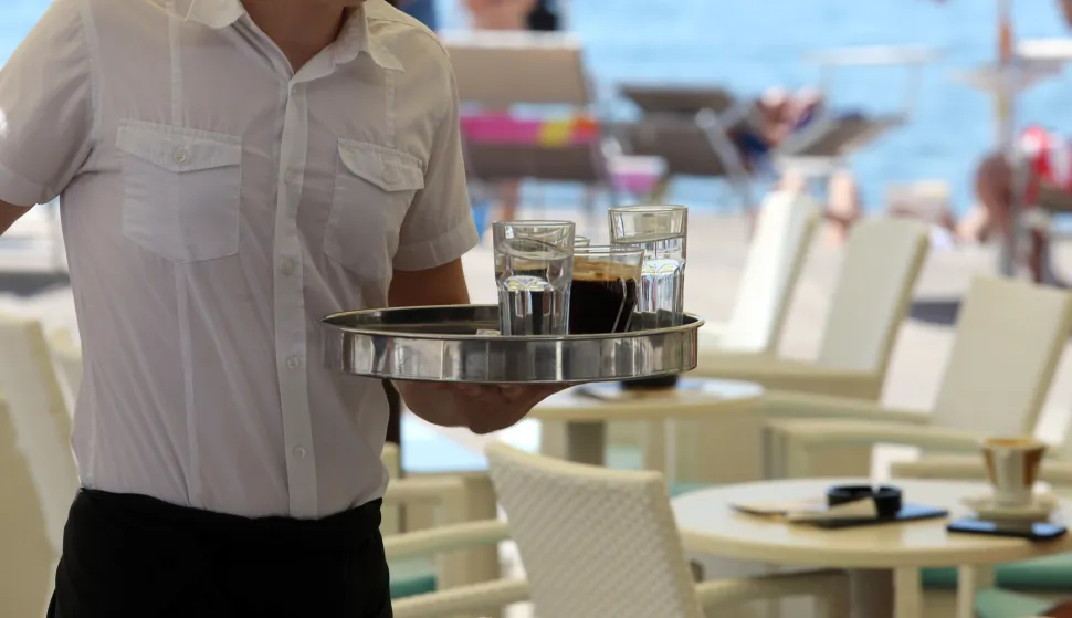 Konobari u ugostiteljskim objektima na moru 07.07.2018., Opatija - Konobar u ugostiteljskom objektu na moru. rrPhoto: Goran Kovacic/PIXSELL 