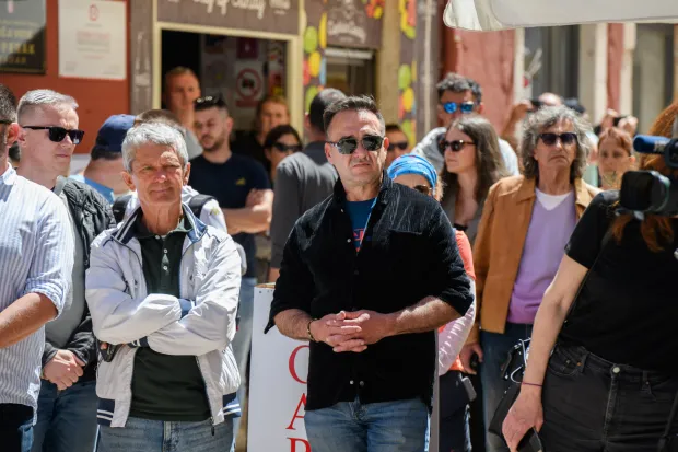 ZADAR - 19.05.2026 - Tihi prosvjed "19 minuta &scaron;utnje za Luku" održan ispred Županijskog suda Zadar povodom tragedije ubojstva Luke MIlovca u Drni&scaron;u