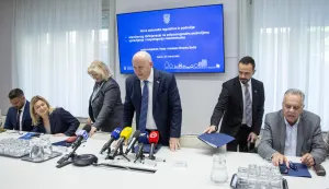 Zagreb, 20.05.2026. - Potpredsjednik Vlade i ministar prostornog uređenja, graditeljstva i državne imovine Branko Bačić održao je konferenciju za medije. Teme konferencije su: Rezultati Javnog poziva APN-a za Program priu&scaron;tivog najma - najmoprimci, novi podzakonski propisi za koje se pokreće postupak javnog savjetovanja sa zainteresiranom javno&scaron;ću iz područja stambenog zbrinjavanja na potpomognutim područjima te jedna odluka iz područja državne imovine, uredba o izmjenama i dopunama Uredbe o kriterijima za bodovanje prijava za stambeno zbrinjavanje, uredba o izmjenama i dopunama Uredbe o prodajnoj cijeni obiteljske kuće ili stana u državnom vlasni&scaron;tvu na potpomognutim područjima, Pravilnik o izmjenama i dopunama Pravilnika o najmu stambenih jedinica, Pravilnik o izmjenama i dopunama Pravilnika o darovanju građevnog materijala, Pravilnik o načinu darovanja građevnog materijala u provedbi Programa pomoći za povratak Hrvata u Bosnu i Hercegovinu i Odluka o uvjetima i postupku davanja u zakup poslovnog prostora putem javnog natječaja. Na slici potpredsjednik Vlade i ministar prostornog uređenja, graditeljstva i državne imovine Branko Bačić.foto HINA/ Sa&scaron;a KOLJAN/ sk