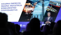 Zagreb, 20.05.2026 - Ministarstvo gospodarstva organiziralo je konferenciju "Sigurna energija - snažna industrija - konkurentno gospodarstvo: Gospodarski plan za Hrvatsku". U okviru konferencije predstavljen je dokument Nacionalni plan za razvoj industrije Republike Hrvatske 2027. - 2034. Programa obuhvaća i dodjelu ugovora i odluka o financiranju u okviru programa "Naukovanje za obrtnička zanimanja" i IRI S3 - "Povećanje razvoja novih proizvoda i usluga koji proizlaze iz aktivnosti istraživanja i razvoja". Na slici premijer Andrej Plenković govori tijekom konferencije.foto HINA/ Damir SENČAR/ ds