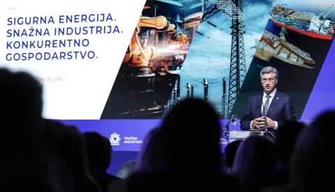 Zagreb, 20.05.2026 - Ministarstvo gospodarstva organiziralo je konferenciju "Sigurna energija - snažna industrija - konkurentno gospodarstvo: Gospodarski plan za Hrvatsku". U okviru konferencije predstavljen je dokument Nacionalni plan za razvoj industrije Republike Hrvatske 2027. - 2034. Programa obuhvaća i dodjelu ugovora i odluka o financiranju u okviru programa "Naukovanje za obrtnička zanimanja" i IRI S3 - "Povećanje razvoja novih proizvoda i usluga koji proizlaze iz aktivnosti istraživanja i razvoja". Na slici premijer Andrej Plenković govori tijekom konferencije.foto HINA/ Damir SENČAR/ ds