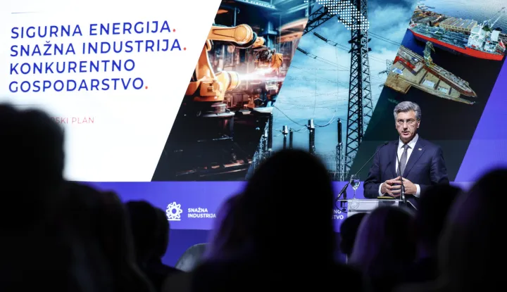 Zagreb, 20.05.2026 - Ministarstvo gospodarstva organiziralo je konferenciju "Sigurna energija - snažna industrija - konkurentno gospodarstvo: Gospodarski plan za Hrvatsku". U okviru konferencije predstavljen je dokument Nacionalni plan za razvoj industrije Republike Hrvatske 2027. - 2034. Programa obuhvaća i dodjelu ugovora i odluka o financiranju u okviru programa "Naukovanje za obrtnička zanimanja" i IRI S3 - "Povećanje razvoja novih proizvoda i usluga koji proizlaze iz aktivnosti istraživanja i razvoja". Na slici premijer Andrej Plenković govori tijekom konferencije.foto HINA/ Damir SENČAR/ ds