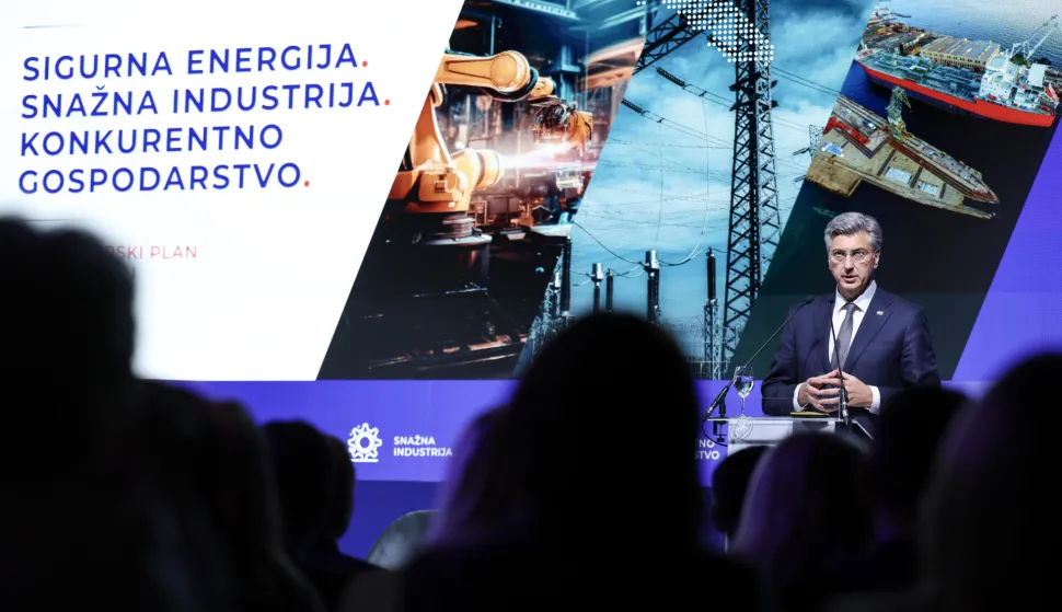 Zagreb, 20.05.2026 - Ministarstvo gospodarstva organiziralo je konferenciju "Sigurna energija - snažna industrija - konkurentno gospodarstvo: Gospodarski plan za Hrvatsku". U okviru konferencije predstavljen je dokument Nacionalni plan za razvoj industrije Republike Hrvatske 2027. - 2034. Programa obuhvaća i dodjelu ugovora i odluka o financiranju u okviru programa "Naukovanje za obrtnička zanimanja" i IRI S3 - "Povećanje razvoja novih proizvoda i usluga koji proizlaze iz aktivnosti istraživanja i razvoja". Na slici premijer Andrej Plenković govori tijekom konferencije.foto HINA/ Damir SENČAR/ ds
