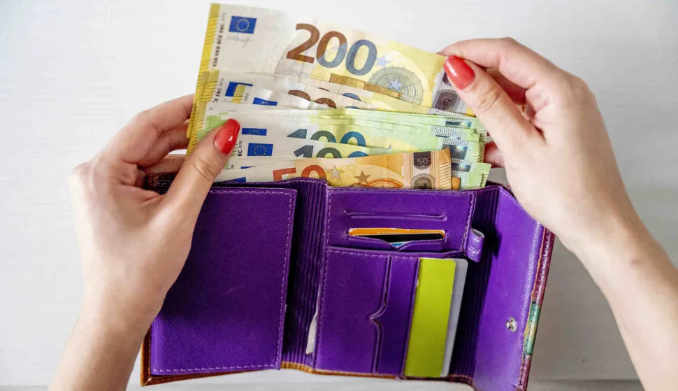 Illustration - Banknotes euros 50 euros, 200 euros and 100 euros in a wallet. Purchasing power will fall by an average of 2.5 percent this year. Due to the high inflation in recent months, purchasing power could already be expected to decline this year. And there are also the sharply increased energy prices due to the war in Ukraine. Netherlands on March 12, 2022. Photo by Robin Utrecht/ABACAPRESS.COM