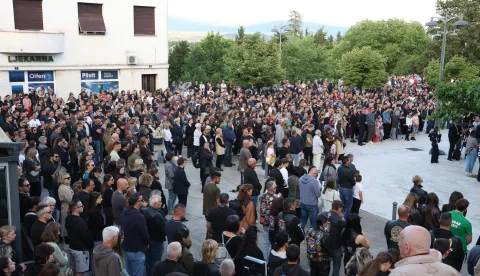 Zbog brutalnog ubojstva Luke Milovca, 19-godi?njeg maturanta kojeg je u subotu nave?er na terasi svoje ku?e iz vatrenog oru?ja ubio Kristijan Aleksi?, gra?ani Drni?a odr?ali su mirni prosvjed na Poljani te su zajedni?ki odali po?ast ubijenom mladi?u. Okupljene je u molitvi za ubijenog mladi?a, njegovu obitelj i cijeli Drni? ujedinio ?upnik i dekan fra Lukica Vojkovi?. Photo: Dusko Jaramaz/PIXSELL