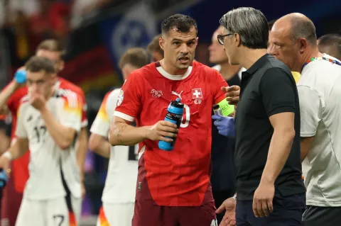 epa11433120 Granit Xhaka of Switzerland (C) talks to Head coach Murat Yakin of Switzerland during the UEFA EURO 2024 group A soccer match between Switzerland and Germany, in Frankfurt am Main, Germany, 23 June 2024. EPA/FRIEDEMANN VOGEL
