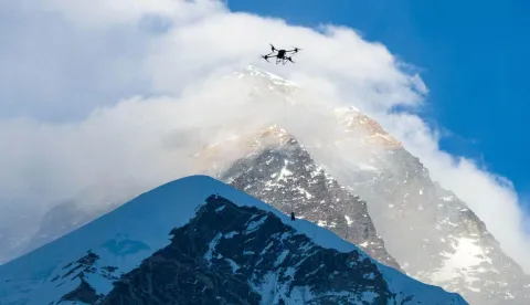 Dronovi na Everestu